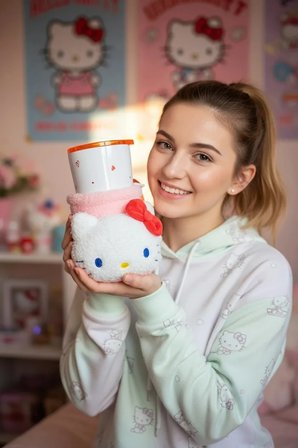 Sanrio Lisanslı Hello Kitty Paslanmaz Çelik Bardak – Peluş Dekoratif Kılıflı ve Sızdırmaz Kapaklı Koleksiyonluk Tasarım Bardak 550 ML