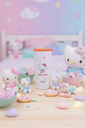 Sanrio Lisanslı Hello Kitty Paslanmaz Çelik Bardak – Peluş Dekoratif Kılıflı ve Sızdırmaz Kapaklı Koleksiyonluk Tasarım Bardak 550 ML