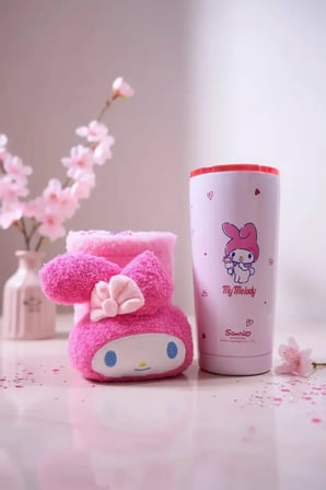 Sanrio Lisanslı My Melody Paslanmaz Çelik Bardak – Peluş Dekoratif Kılıflı ve Sızdırmaz Kapaklı Koleksiyonluk Tasarım Bardak 550 ML