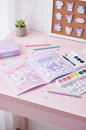 Sanrio Lisanslı Tatlı Serisi Kendin Yap Boyama Seti – 12 Pastel Boya ve Sticker İçerikli Eğitici Çocuk Aktivite Seti 45.5 Cm