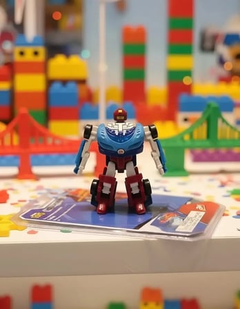 Miniso Lisanslı Metal Robota Dönüşen Yarış Arabası – Aksiyon Dolu Dayanıklı Tasarım Kırmızı/Mavi 14 Cm