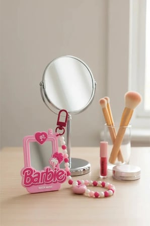 Barbie Lisanslı Pembe Serisi Kompakt Ayna Anahtarlık – Kalp Detaylı Şık Çanta Aksesuarı 14.5 Cm