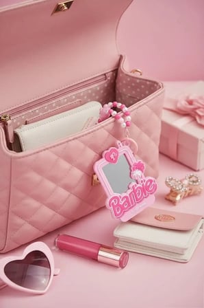 Barbie Lisanslı Pembe Serisi Kompakt Ayna Anahtarlık – Kalp Detaylı Şık Çanta Aksesuarı 14.5 Cm