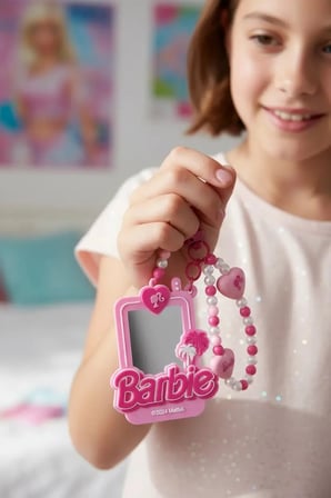 Barbie Lisanslı Pembe Serisi Kompakt Ayna Anahtarlık – Kalp Detaylı Şık Çanta Aksesuarı 14.5 Cm