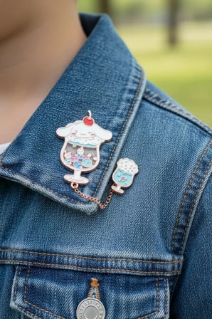 Sanrio Lisanslı Kuromi Yaz Plajı Serisi Metal Rozet ve Akrilik Anahtarlık Seti 7 Cm