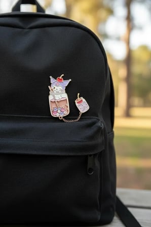 Sanrio Lisanslı Kuromi Yaz Plajı Serisi Metal Rozet ve Akrilik Anahtarlık Seti 7 Cm