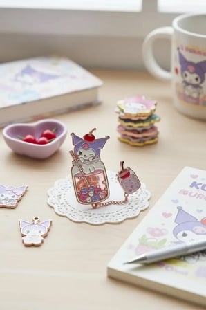 Sanrio Lisanslı Kuromi Yaz Plajı Serisi Metal Rozet ve Akrilik Anahtarlık Seti 7 Cm