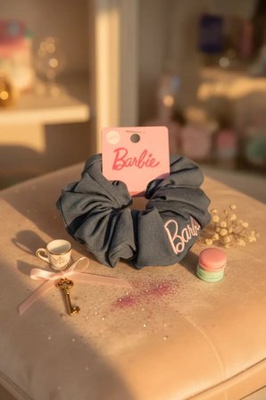 Barbie Lisanslı Pembe Serisi Saç Tokası – Denim Görünümlü Nakışlı Şık Lastik Toka 13 Cm