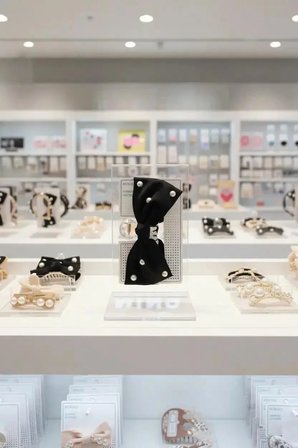 Miniso Lisanslı Boncuklu Fiyonklu Mandal Toka – İnci Detaylı Siyah Şık Saç Aksesuarı 11 Cm