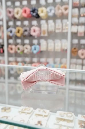 Miniso Lisanslı Boncuklu Fiyonklu Mandal Toka – İnci Detaylı Siyah Şık Saç Aksesuarı 11 Cm