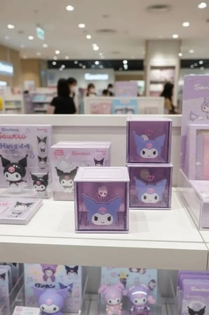 Sanrio Lisanslı Kuromi Akrilik Saklama Kutusu – Mor Simli Şeffaf Masaüstü Düzenleyici 10 Cm