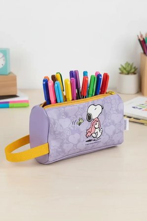 Snoopy Lisanslı Seyahat Serisi Tutacaklı Kalemlik Mor – Geniş İç Hacimli Şık Tasarım 20,5 Cm