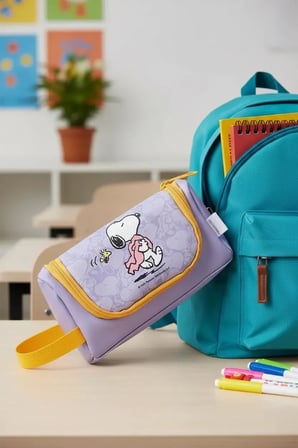 Snoopy Lisanslı Seyahat Serisi Tutacaklı Kalemlik Mor – Geniş İç Hacimli Şık Tasarım 20,5 Cm