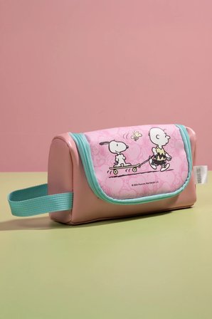 Snoopy Lisanslı Seyahat Serisi Tutacaklı Kalemlik – Geniş İç Hacimli Pembe Model 20,5 Cm
