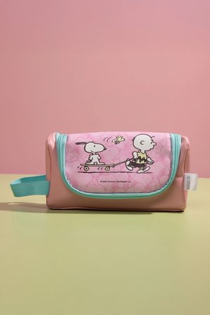 Snoopy Lisanslı Seyahat Serisi Tutacaklı Kalemlik – Geniş İç Hacimli Pembe Model 20,5 Cm