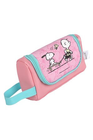 Snoopy Lisanslı Seyahat Serisi Tutacaklı Kalemlik – Geniş İç Hacimli Pembe Model 20,5 Cm