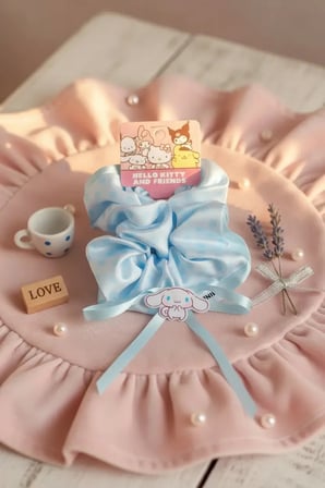 Sanrio Lisanslı Hello Kitty Saç Lastiği – Yumuşak Kumaş Şık Tasarım 13 Cm