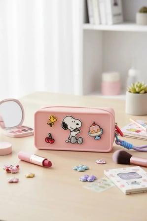Snoopy Lisanslı Silikon Kozmetik Çantası – Pembe Suya Dayanıklı 56 Cm