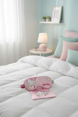 Hello Kitty Lisanslı Çiçek Dili Serisi Uyku Maskesi – Yumuşak & Işık Engelleyici