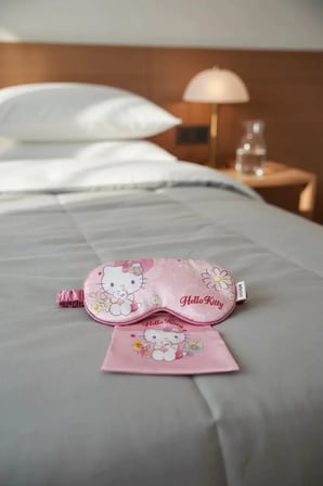 Hello Kitty Lisanslı Çiçek Dili Serisi Uyku Maskesi – Yumuşak & Işık Engelleyici