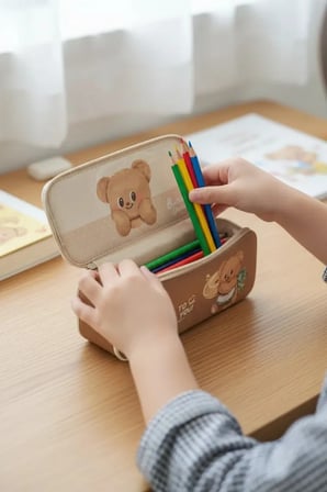 Butterbear Lisanslı Çift Fermuarlı Kalemlik – Geniş Hacimli Okul Düzenleyici 22.5 Cm