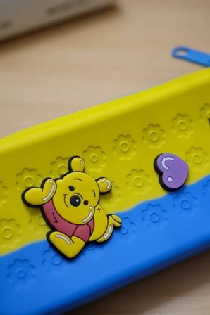 Disney Lisanslı Winnie The Pooh 21,5 Cm Fermuarlı Kalemlik – Oymalı Özel Seri