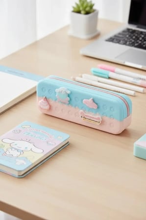 Sanrio Lisanslı Cinnamoroll Kalemlik 21,5 Cm – Geniş Hacimli Masa Düzenleyici