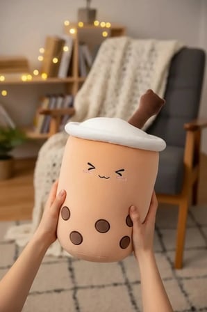 Miniso Lisanslı Sütlü Çay Peluş Yastık – Bubble Tea Tasarımlı Yumuşak Dekoratif Kahve Yastık 37 Cm