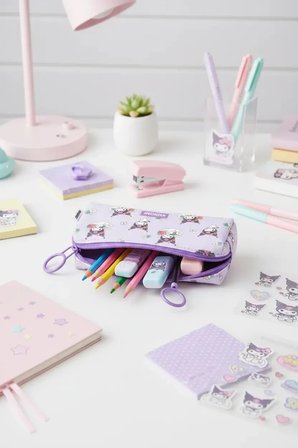 Sanrio Lisanslı Kuromi Çilek Mevsimi Kalemlik – Geniş Hacimli Şık Tasarım 21 Cm
