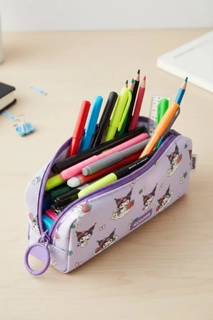 Sanrio Lisanslı Kuromi Çilek Mevsimi Kalemlik – Geniş Hacimli Şık Tasarım 21 Cm
