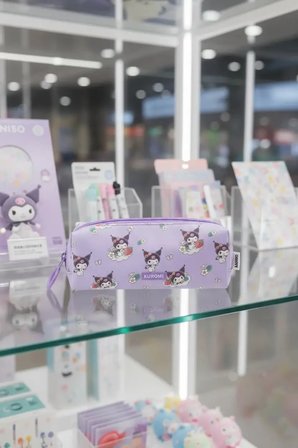 Sanrio Lisanslı Kuromi Çilek Mevsimi Kalemlik – Geniş Hacimli Şık Tasarım 21 Cm