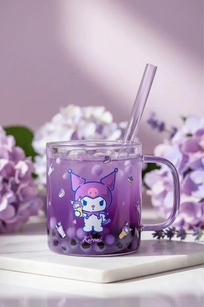 Sanrio Lisanslı Kuromi Renkli Saplı Cam Bardak – Borosilikat Cam Estetik Kupa 420 mL