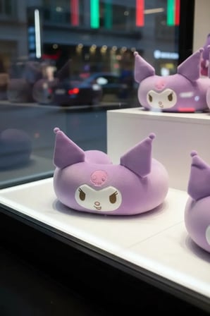 Sanrio Kuromi Lisanslı Kulaklı Hafızalı Boyun Yastığı – Ergonomik Seyahat Yastığı 25 Cm