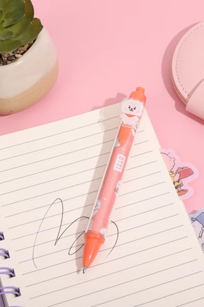BT21 Lisanslı Figürlü Tükenmez Kalem (1.0 Mm, Siyah) – Ergonomik Tasarım Akıcı Yazım Deneyimi 13,5 Cm