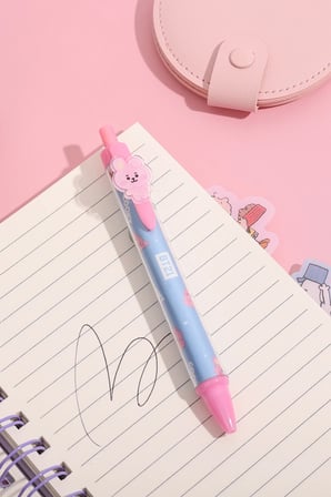 BT21 Lisanslı Figürlü Tükenmez Kalem (1.0 Mm, Siyah) – Ergonomik Tasarım Akıcı Yazım Deneyimi 13,5 Cm