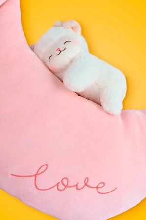 Miniso Lisanslı Kuzu Baa Serisi Beyaz Peluş Oyuncak – Uykucu Temalı Dekoratif Yastık ve Oyuncak 36 Cm