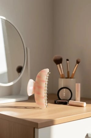 Miniso Lisanslı Pembe Mermer Desenli Mandal Saç Tokası 11 Cm – Güçlü Tutuşlu