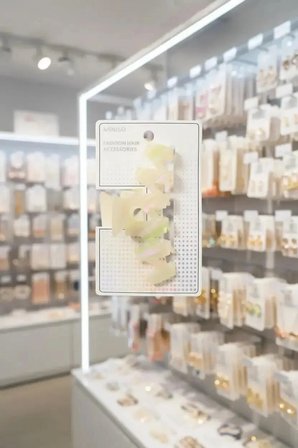 Miniso Lisanslı Renkli Kare Kıskaç Toka - Asetik Asit Dayanıklı Malzeme Yumuşak Geçişli Modern Saç Aksesuarı