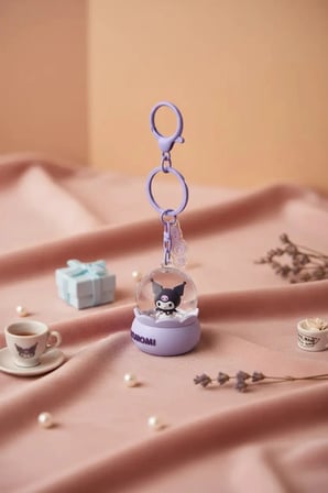 Sanrio Lisanslı Kuromi Kristal Top Sulu Anahtarlık - Hareketli Figürlü ve Mistik Tasarım Çanta Süsü