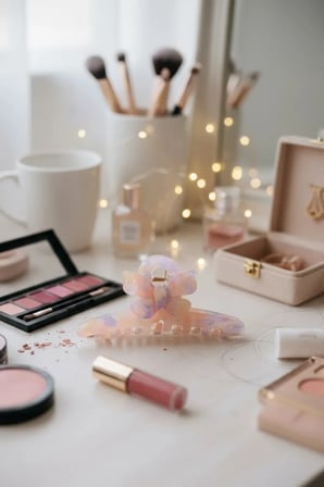 Miniso Lisanslı Mor Fiyonk Figürlü Şık Kıskaç Toka ve Günlük Saç Aksesuarı Feminen Tasarımlı Sağlam Saç Sabitleyici