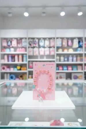 Sanrio Lisanslı My Melody Boncuklu ve Pembe Detaylı Şık Saç Lastiği – Çocuk ve Genç Toka Aksesuarı