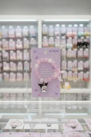 Sanrio Lisanslı Kuromi Boncuklu ve Fiyonk Detaylı Şık Saç Lastiği – Çocuk ve Genç Toka Aksesuarı