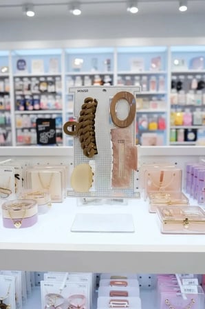 Miniso Lisanslı Kahverengi Kıskaç Toka Seti (4 Adet) – Doğal Tonlarda Mat ve Parlak Dokulu Güçlü Tutuşlu Aksesuar