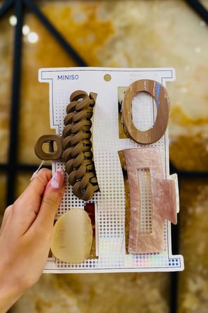 Miniso Lisanslı Kahverengi Kıskaç Toka Seti (4 Adet) – Doğal Tonlarda Mat ve Parlak Dokulu Güçlü Tutuşlu Aksesuar