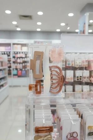 Miniso Lisanslı Renkli Kıskaç Toka Seti (4 Adet) – Soft Tonlarda Farklı Form ve Boyutlarda Modern Saç Aksesuarı