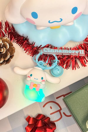Sanrio Lisanslı Kış Serisi Işıklı Anahtarlık – Cinnamoroll Temalı Figürlü Çanta Aksesuarı ve Hediyelik