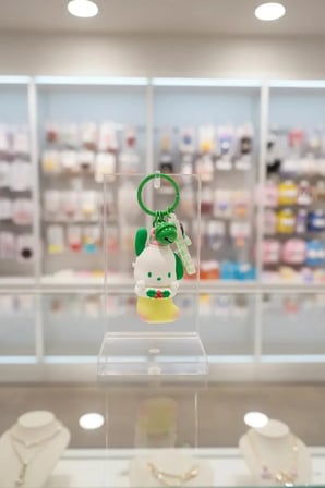 Sanrio Lisanslı Kış Serisi Işıklı Anahtarlık – Pochacco Temalı Figürlü Çanta Aksesuarı ve Hediyelik