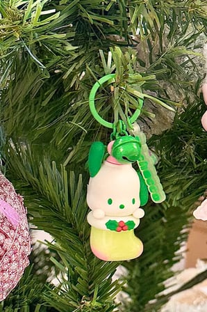 Sanrio Lisanslı Kış Serisi Işıklı Anahtarlık – Pochacco Temalı Figürlü Çanta Aksesuarı ve Hediyelik
