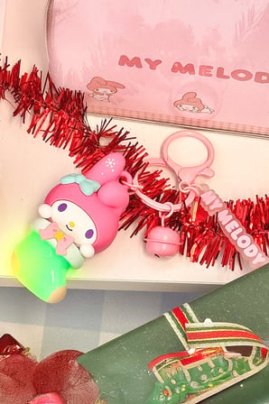 Sanrio Lisanslı Kış Serisi Işıklı Anahtarlık – My Melody Temalı Figürlü Çanta Aksesuarı ve Hediyelik