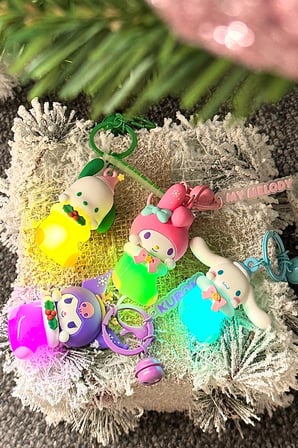 Sanrio Lisanslı Kış Serisi Işıklı Anahtarlık – My Melody Temalı Figürlü Çanta Aksesuarı ve Hediyelik